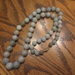 green jade jadite 22in long beaded necklace 14kg filigree clasp 10mm knotted 94g
